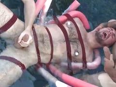 Горячие голые геи весело проводят время в воде