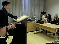 Студентка отсасывает у преподавателя за стойкой на лекции